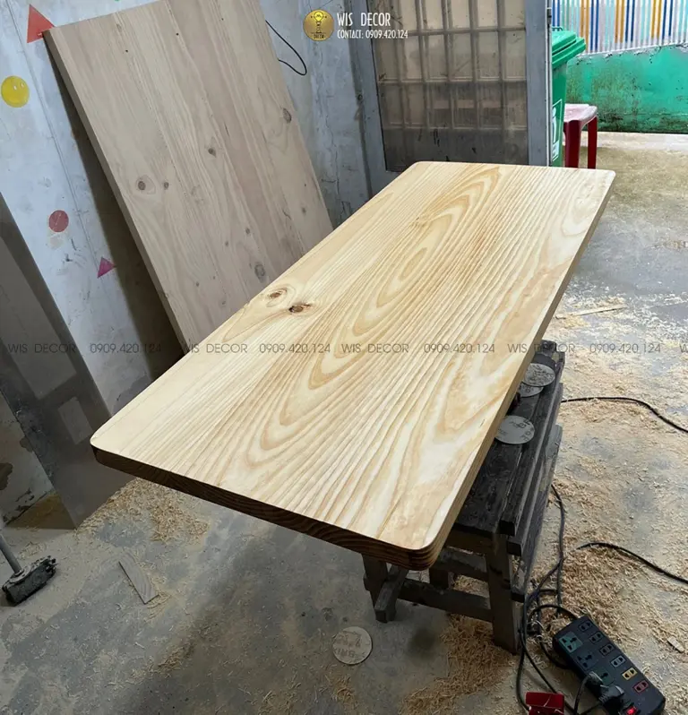 Mặt bàn gỗ thông tự nhiên